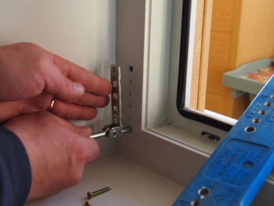 ремонт фурнитуры пластиковое окно