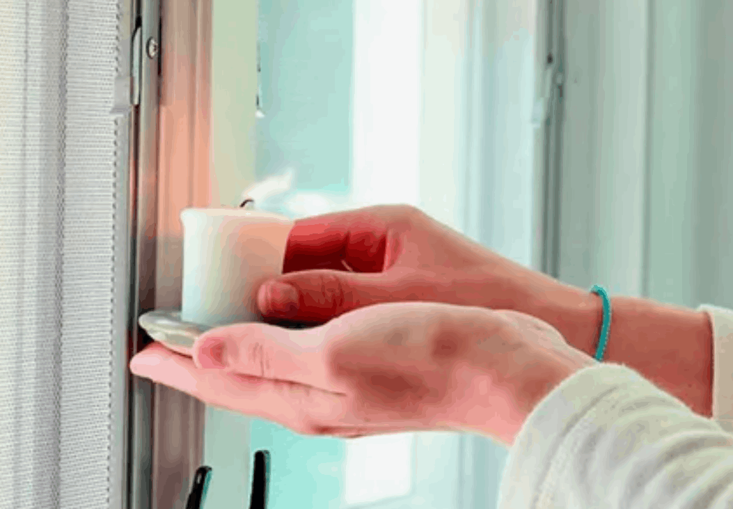 окно продувает, из окна дует