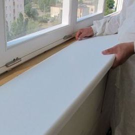 Установка подоконника и откосов