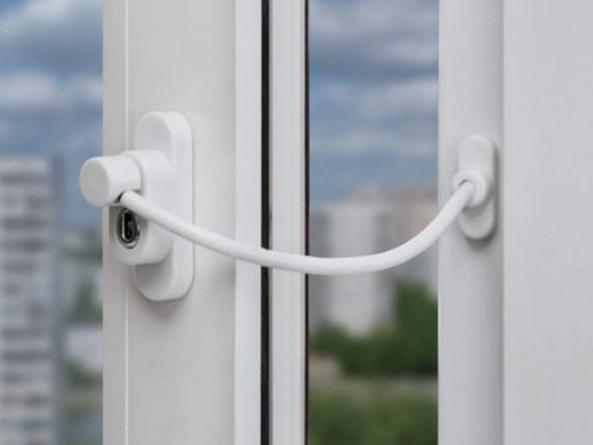 Детский замок на окна накладной
