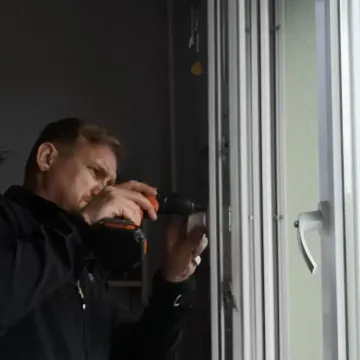 Установка оконных ручек и ремонт окон