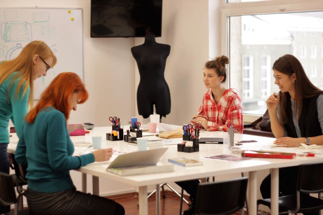 Fashion course. Курсы мода. Арт Академия Иркутск. Арт Академия шитьп заседание. Онлайн курсы моды.