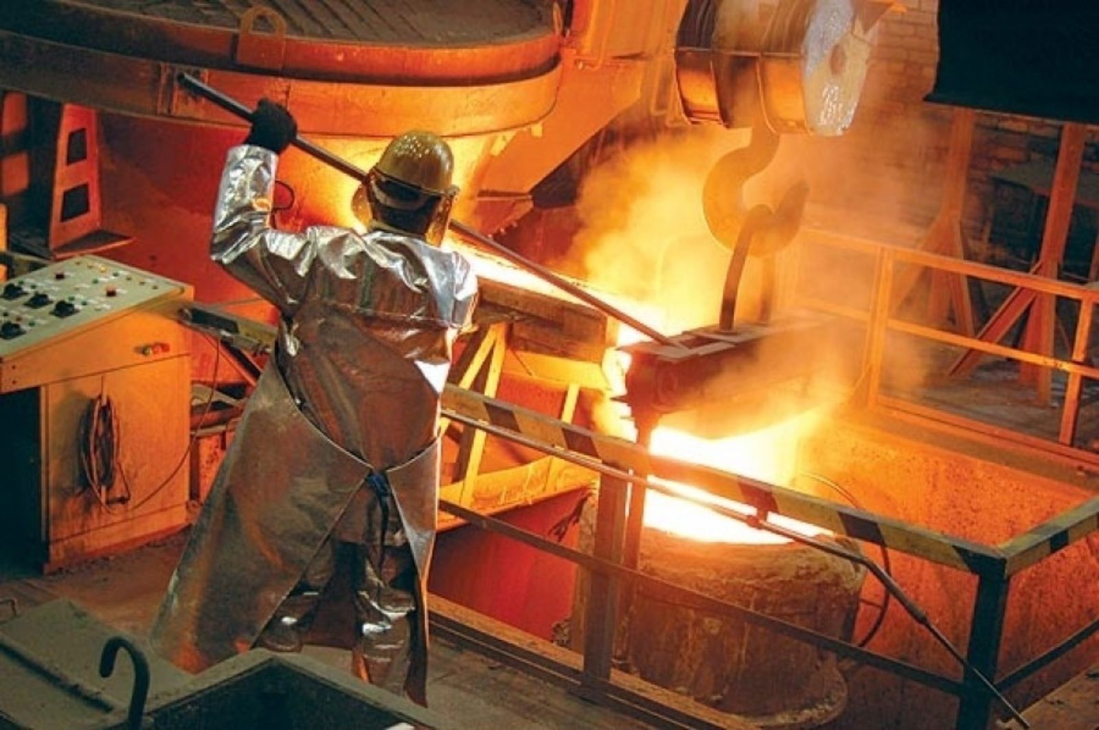 Специальная оценка условий труда выявляет опасные факторы и своевременно информирует о них занятых в данной производственной зоне работников. 
СОУТ используется для формирования средств защиты, а также определения персонала, нуждающегося в компенсационных выплатах и гарантиях в связи с занятостью на вредных условиях работы. 
По результатам СОУТ всем работодателям начисляется размер дополнительного страхового взноса в ПФР. Эта мера стимулирует их на модернизацию рабочих мест, чтобы добиться оптимальных или допустимых условий, при которых дополнительный взнос в ПФР не предусмотрен.