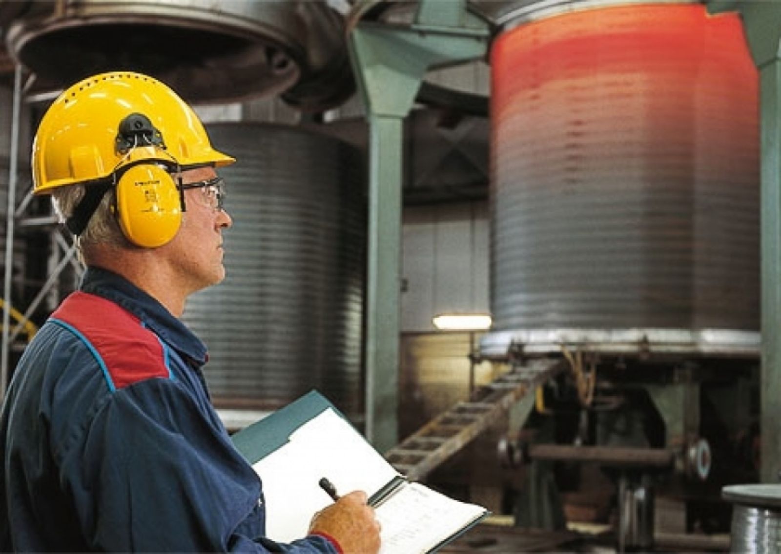 Оценивать надо и условия труда работников, которые имеют разъездной характер работы (водители, курьеры, торговые представители, агенты и др.) или не имеют фиксированного рабочего места (охранники). Придется убедиться в безопасности условий труда даже для директора, чье рабочее место находится по домашнему адресу, если ООО зарегистрировано по этому адресу. А вот индивидуальный предприниматель, зарегистрированный у себя дома в отношении самого себя спецоценку проводить не должен. Обратите внимание: если ваши работники оказывают услуги в рамках гражданско-правового договора, то специальная оценка условий труда их рабочих мест не проводится, т.к. по сути, они являются не работниками, а лишь исполнителями. Трудовое законодательство на них не распространяется.