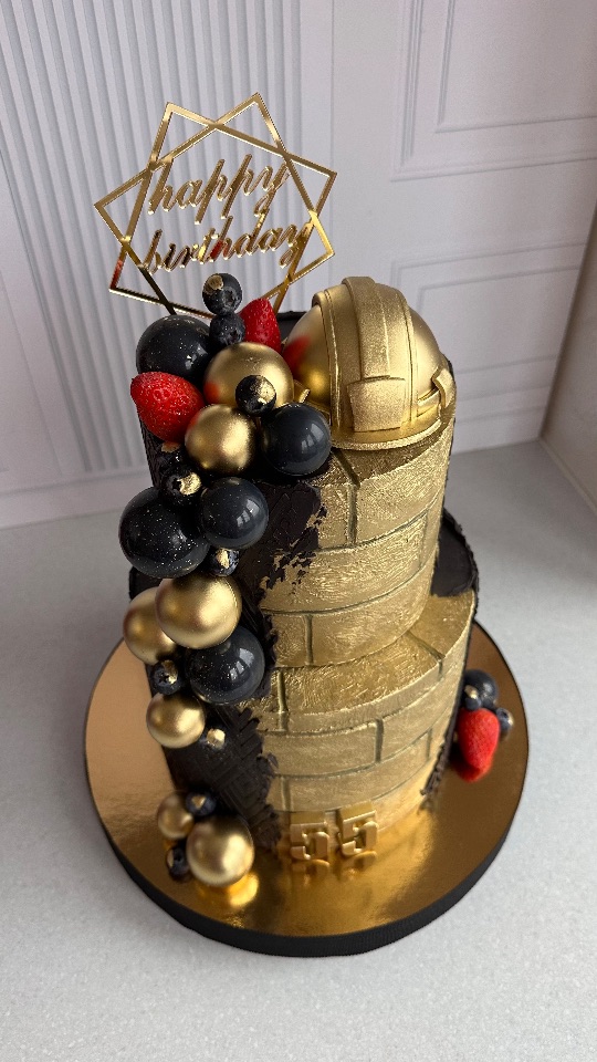 Мужской торт на заказ в Воронеже в золотом и чёрном цвете для дня рождения