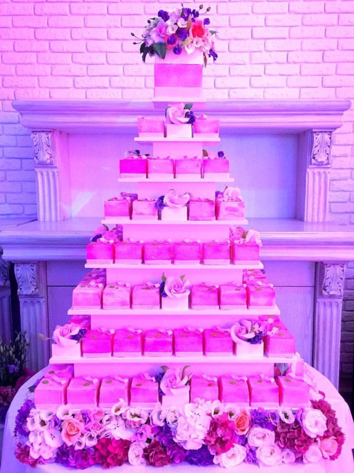 Многоярусный порционный торт с цветочным декором на заказ в Воронеже